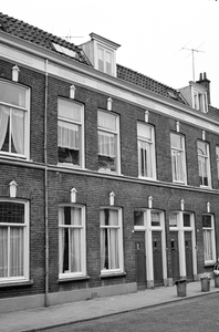 59513 Gezicht op de voorgevels van de huizen Javastraat 24-26 te Utrecht, links van het midden het huis nr. 24